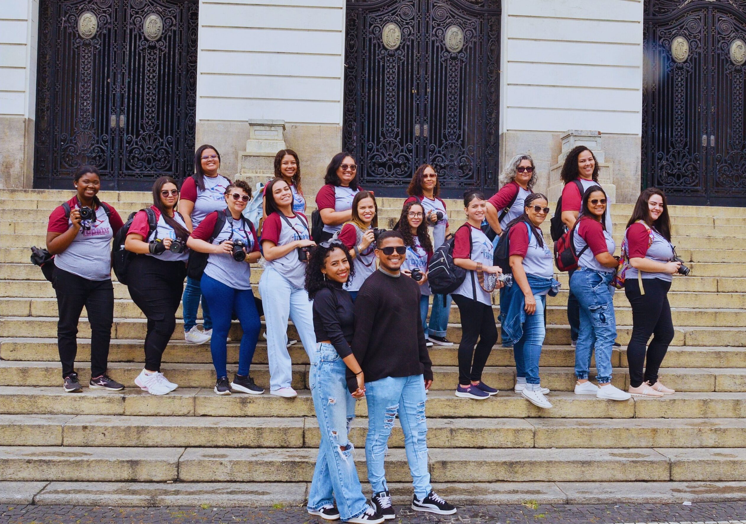 Alunos do curso de fotografia fopatú reunidos na escadaria em Santa Cruz, Rio de Janeiro.